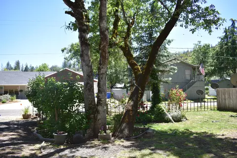 127 Holly St, Shady Cove, OR 97539
