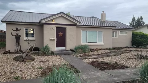 642 NW 8th St, Redmond, OR 97756