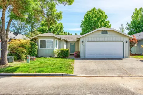 211 SE Liberty Dr, Grants Pass, OR 97527