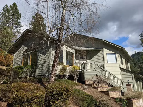 421 Mallory Heights Dr, Grants Pass, OR 97526