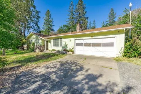 1145 Plumtree Ln, Grants Pass, OR 97526