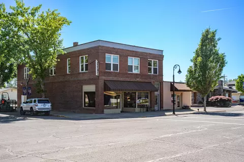 203-209 W Main St, Eagle Point, OR 97524 photo 3