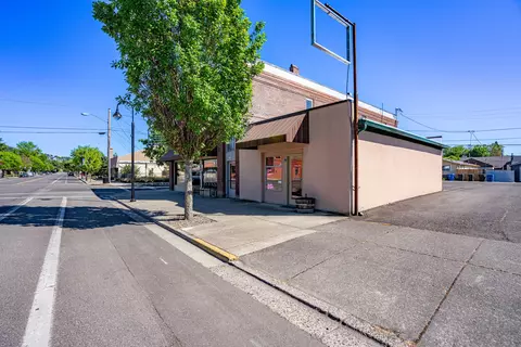 203-209 W Main St, Eagle Point, OR 97524 photo 4