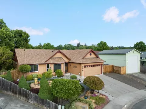 View/Area - 15 Hummingbird Ct, Eagle Point, OR 97524 photo 2 of 4