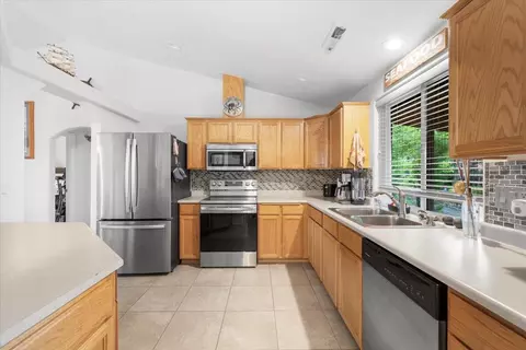 Kitchen - 15 Hummingbird Ct, Eagle Point, OR 97524 photo 3 of 3