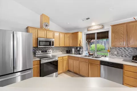 Kitchen - 15 Hummingbird Ct, Eagle Point, OR 97524 photo 1 of 3