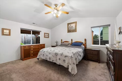Bedroom - 15 Hummingbird Ct, Eagle Point, OR 97524 photo 2 of 2