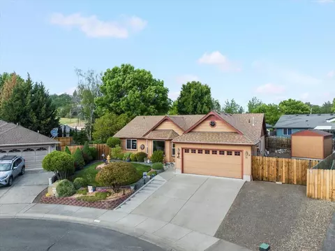 View/Area - 15 Hummingbird Ct, Eagle Point, OR 97524 photo 3 of 4