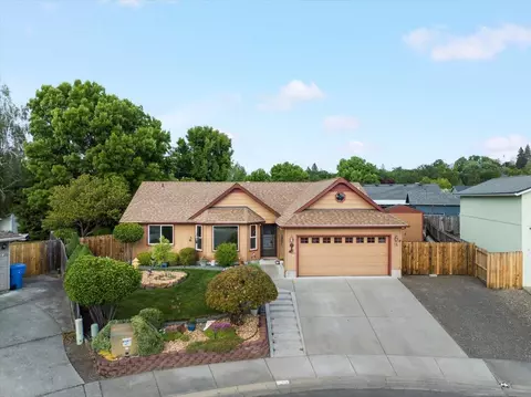 15 Hummingbird Ct, Eagle Point, OR 97524