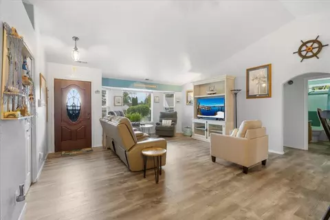 Living - 15 Hummingbird Ct, Eagle Point, OR 97524 photo 1 of 1