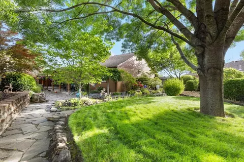 Exterior - 15 Hummingbird Ct, Eagle Point, OR 97524 photo 6 of 7