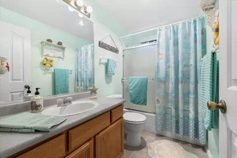 Bath - 15 Hummingbird Ct, Eagle Point, OR 97524 photo 1 of 2