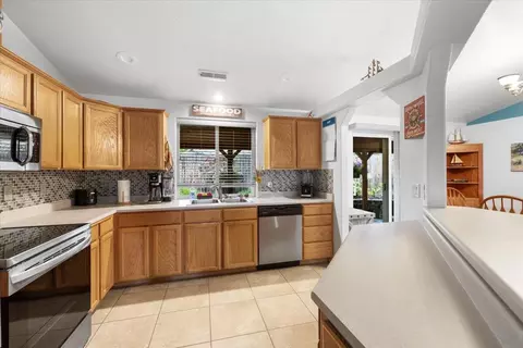 Kitchen - 15 Hummingbird Ct, Eagle Point, OR 97524 photo 2 of 3