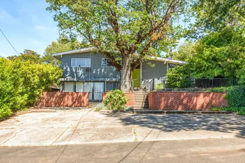 240 N Barneburg Rd, Medford, OR 97504