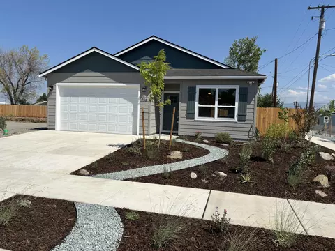 704 Dahl Pl, Medford, OR 97501