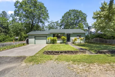 204 W Palmer St, Cave Junction, OR 97523