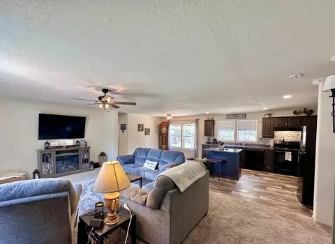 53564 Riverview Dr, La Pine, OR 97739 photo 2