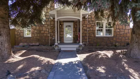 234 SW 9th St, Redmond, OR 97756