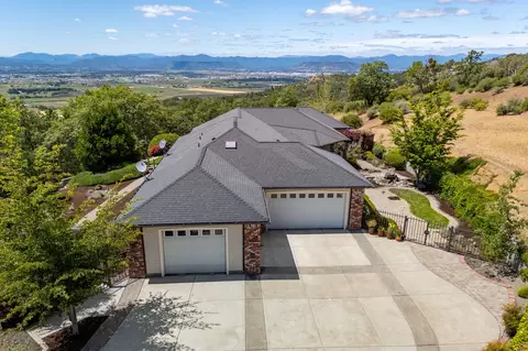 4141 N Roxy Dr, Medford, OR 97504