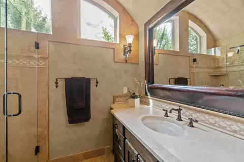 Bath - 61279 Gorge View St, Bend, OR 97702 photo 4 of 7