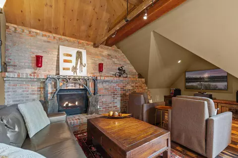 Living - 61279 Gorge View St, Bend, OR 97702 photo 4 of 7