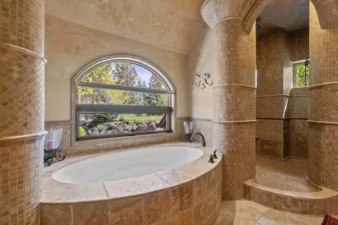 Bath - 61279 Gorge View St, Bend, OR 97702 photo 2 of 7