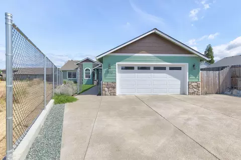2922 Naples Dr, Grants Pass, OR 97527