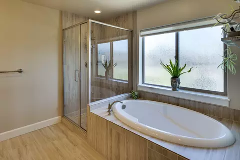 Bath - 3132 NE Marea Dr, Bend, OR 97701 photo 2 of 4