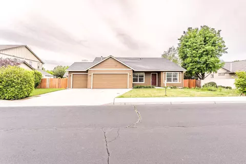 1334 NW Spruce Ave, Redmond, OR 97756