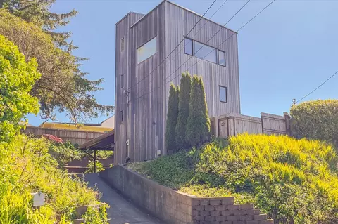 965 Vermont St, North Bend, OR 97459