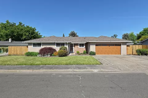 572 Scarlet Cir, Medford, OR 97504