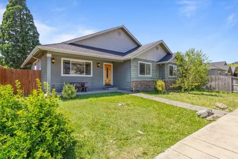 744 Lincoln Rd, Grants Pass, OR 97526