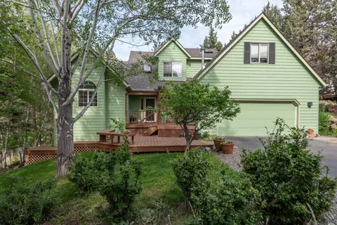 1525 NE Saddle Rock Ct, Bend, OR 97701