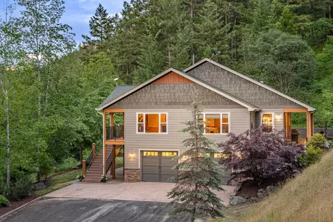 5920 Griffin Creek Rd, Medford, OR 97501