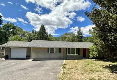 639 Pine St, Rogue River, OR 97537