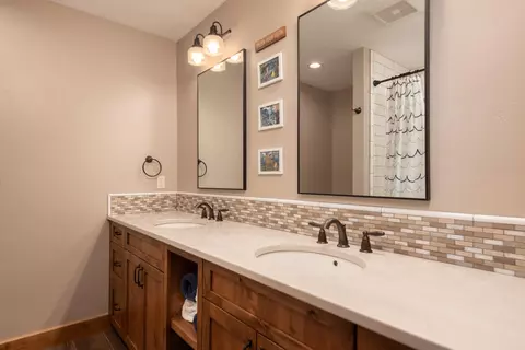 Bath - 64885 Mcgrath Rd, Bend, OR 97701 photo 4 of 5