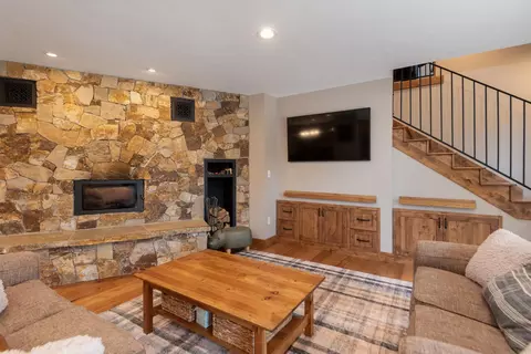 Living - 64885 Mcgrath Rd, Bend, OR 97701 photo 3 of 4