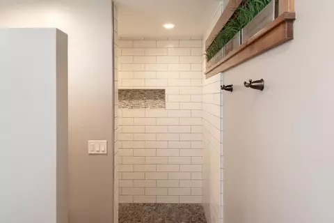 Bath - 64885 Mcgrath Rd, Bend, OR 97701 photo 2 of 5