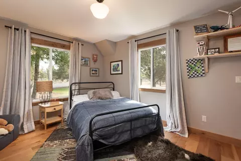 Bedroom - 64885 Mcgrath Rd, Bend, OR 97701 photo 3 of 4