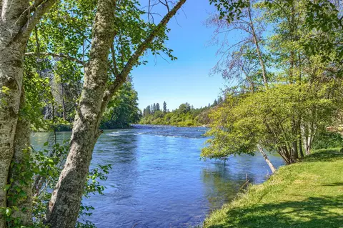 7302 Rogue River Dr, Shady Cove, OR 97539