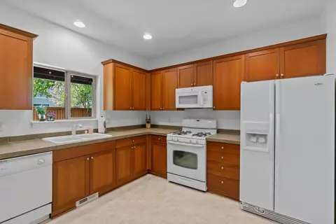 Kitchen - 20045 Voltera Pl, Bend, OR 97702 photo 3 of 4