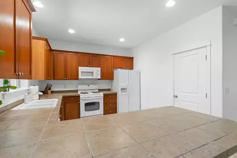 Kitchen - 20045 Voltera Pl, Bend, OR 97702 photo 4 of 4