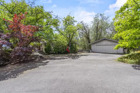 140 NW Fall Run Dr, Grants Pass, OR 97526