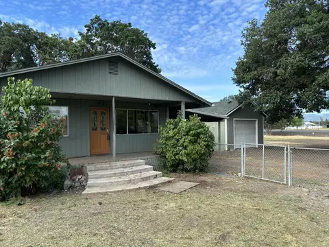 100 Laurelhurst St, Central Point, OR 97502 photo 2