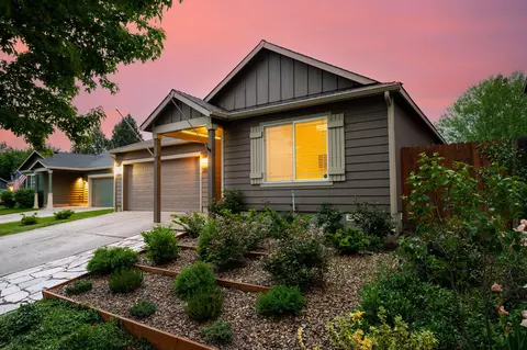 2858 SW Deschutes Dr, Redmond, OR 97756