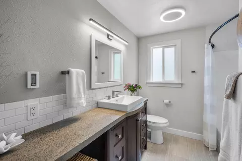 Bath - 20974 Westview Dr, Bend, OR 97702 photo 4 of 4
