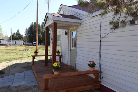 Exterior - 305 Bonner Ln, Crescent, OR 97733 photo 4 of 6