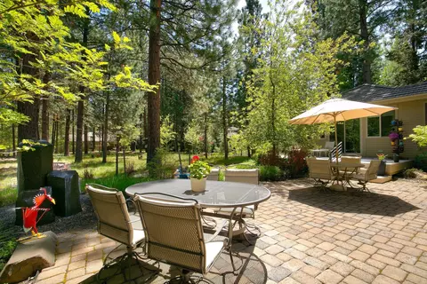 Exterior - 19292 Green Lakes Loop, Bend, OR 97702 photo 5 of 12