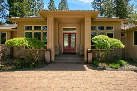 Exterior - 19292 Green Lakes Loop, Bend, OR 97702 photo 2 of 12