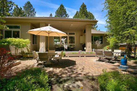 Exterior - 19292 Green Lakes Loop, Bend, OR 97702 photo 9 of 12
